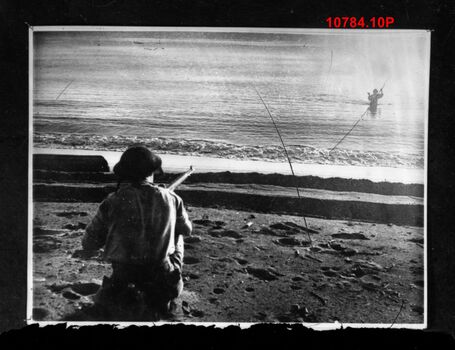 10784.10P Japanese about to blow himself up with a grenade