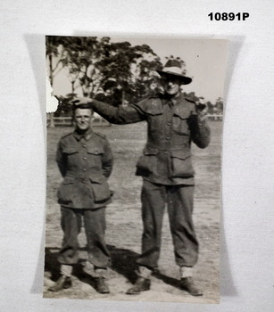 Photograph of two Australian soldiers, one tall and one short.
