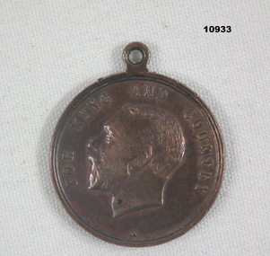 Round medal commemorating the visit of the British Naval Squadron in 1924.