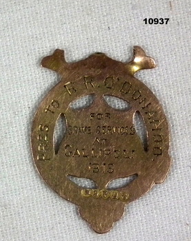 Gold coloured medallion awarded for service at Gallipoli.