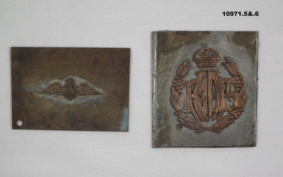 A  mixture of Badges and moulds (positive).