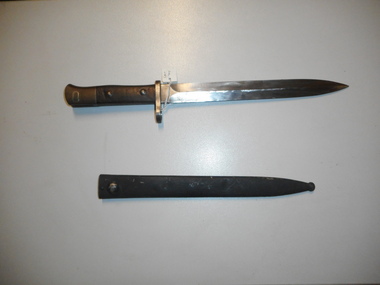 Bayonet, double edged, 25 cm blade w/metal scabbard.