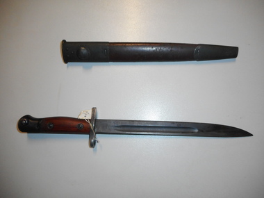 Bayonet for Owen Machine Carbine, 25 cm blade, w/scabbard.