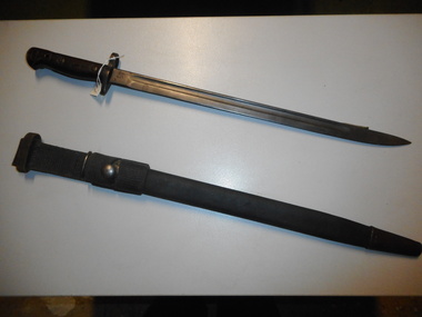 Sword bayonet and scabbard. Pattern 1907 for SMLE .303 Rifle 43 cm blade.