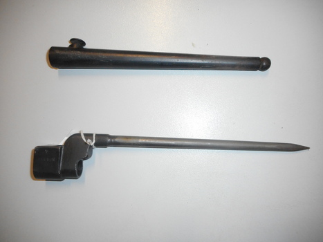 Bayonet and scabbard for No. 4 .303" Rifle 25 cm "pig sticker" blade.