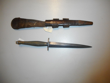 World War 2 Fairbairn Sykes Commando knife, double edged 16.5 cm blade with leather scabbard