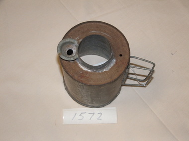 Metal circular bush kettle with handle