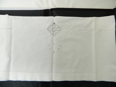 Table Runner Dressing