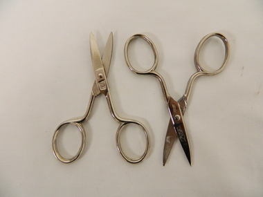 Pointy Nose Suture Scissors - small