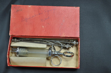 Aspiration syringe with needles with stillett