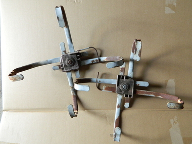 Pair of vehicle wheel traction devices