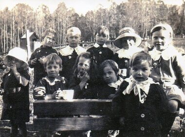 Photo - Tawonga Primary School pupils 1920, 1920