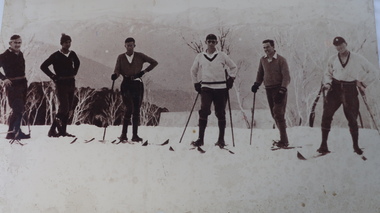 Photo - large - Group of 6 skiers