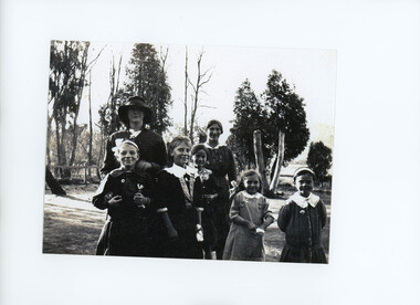 Photo - Family dressed  in the fashion of the early 1900s