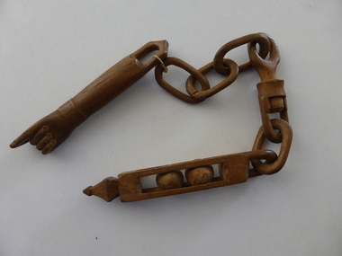 Artefact, Courting chain, 19th century