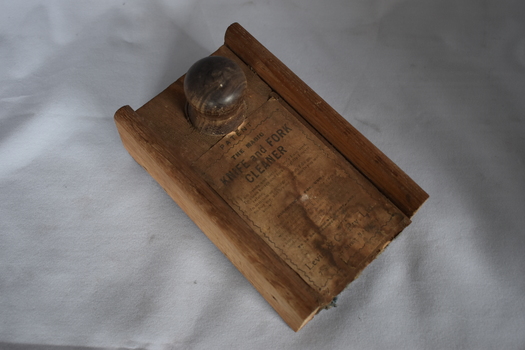 This is a wooden object used to clean cutlery.