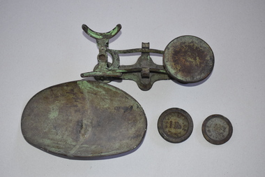 Scales, W. & T. Avery Ltd. Mill Lane Works, Nullawarre PO & tray + 2 weights, Early 20th century