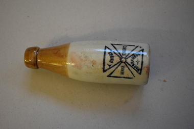 Bottle, The Bendigo Pottery Co. Pty. Ltd, L Darryl, Late 1890s