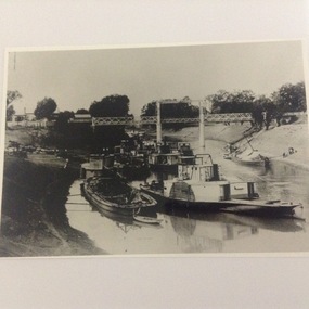 Black and white copy of a photograph of steam boats on the Darling River in 1902, Paddle steamers on the Darling River at Wilcannia in 1902, 19/09/1984