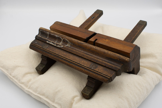 Plough plane viewed from below, from the side of the adjustable clamp