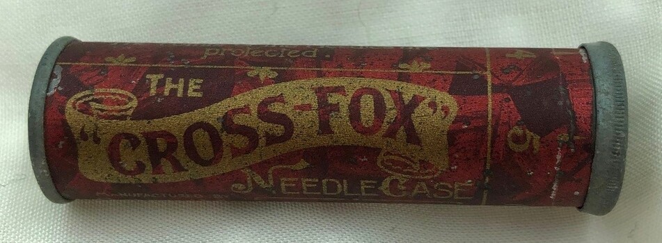 Front view of needle case with brand name visible.