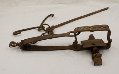Rabbit trap with spike and two pegs