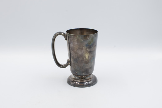 Back view of upright cup