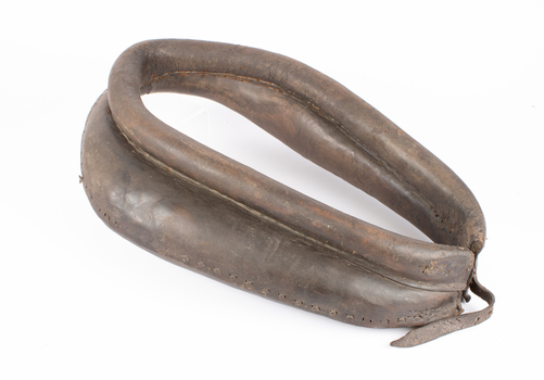 Side view of horse collar