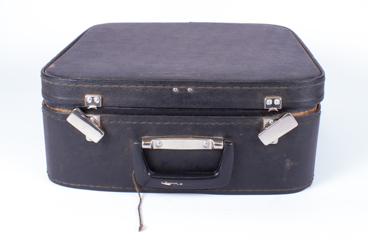 Front view of closed typewriter case