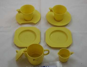 Tea set comprising 2 cups, 2 saucers, 2 plates, 1 teapot and lid and 1 milk jug