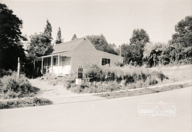 Photograph, Grant's Cottage, cnr. Main Road and Dalton Street, Eltham, 1970s