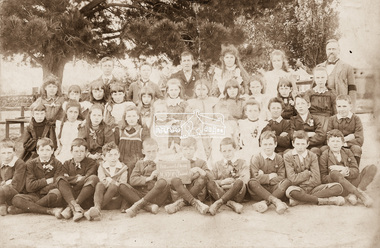 Photograph, Nicholes Photorgraphers, Eltham State School No. 209, Dalton Street, Eltham; Grades 4, 5 and 6, c.1895