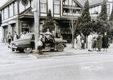 Photograph, Peter Bassett-Smith, Reed's Eltham Hotel, Main Road, Eltham, c.1948