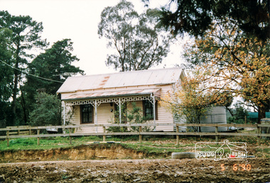 Photograph, Cottage, cnr. Reynolds Road and Mount Pleasant Road, Eltham 1990, 1990