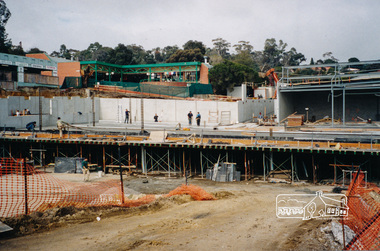 Photograph, Ruth H. Pendavingh, Building of the new Coles store at the corner of Main Road and Arthur Street, Eltham, 1999