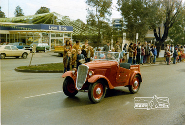 Photograph, Ruth H. Pendavingh, Eltham Festival, Main Road, Eltham, 1975c