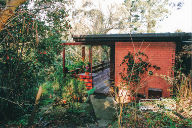Photograph, Believed to be an Alistair Knox designed mudbrick home, 20 Porter Street, Eltham; July 2002, 2002