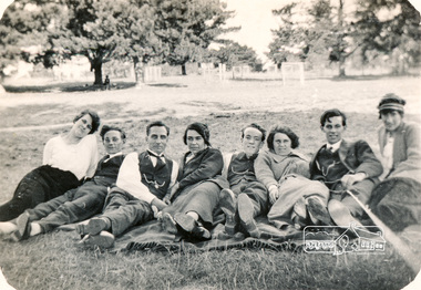 Photographs, Group shots of family and friends of Leslie Beard and his wife Lois (nee Wright), 1920c