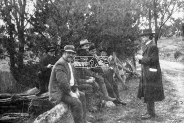 Photograph, Councillor Herbert Hewitt addressing a group men at the roadside, c.1910
