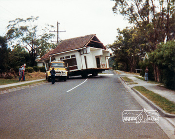 Photograph, House moving, corner Arthur and Bible Streets, Eltham, early 1985, 1985