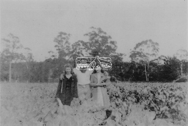 Photograph, From left: Unknown, Mario Fabbro and possibly Helen Skipper, Bell Street, Eltham