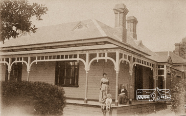Postcard, House with women and children on verandah, 21 Dec 1915, 1915