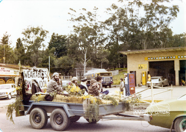 Photograph, Wearables Yarn Wool, Eltham Community Festival Parade, Main Road opposite Wingrove Park, 4 August 1978, 04/08/1978