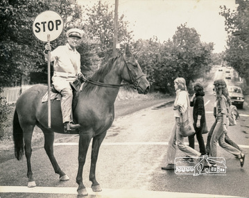 Photograph, Arthur de la Rue, Jock Read on his horse supervising Eltham High School students crossing at Main Road near Dalton Street, Feb 1980, Feb 1980