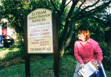 Photograph, Dedication of new sign at front of Local History Centre, 728 Main Road, Eltham, 13 Dec 2000, 13/12/2000