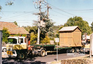 Photograph, Lock-up No. 17 arriving at the Local History Centre, 728 Main Road, Eltham, March 2001