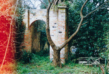 Photograph, Stone gateway and wall, Sweeney's Cottage, Sweeneys Lane, Eltham