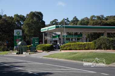 Photograph, Peter Pidgeon, BP Service Station, cnr Main Road and Beard Street, Eltham, 3 May 2017