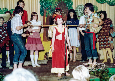 Photograph, "Kalipo", Jessica Doedens and school, Sir Oliver's Song, Eltham Christian School, 18 August 1983, 1983