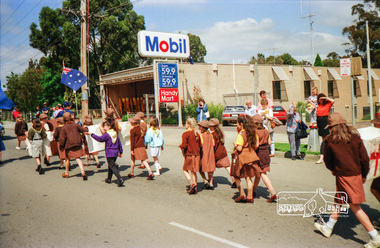 Photograph, Eltham Festival Parade, 11 November 1989; Main Road near the corner with Arthur Street, 11/11/1989